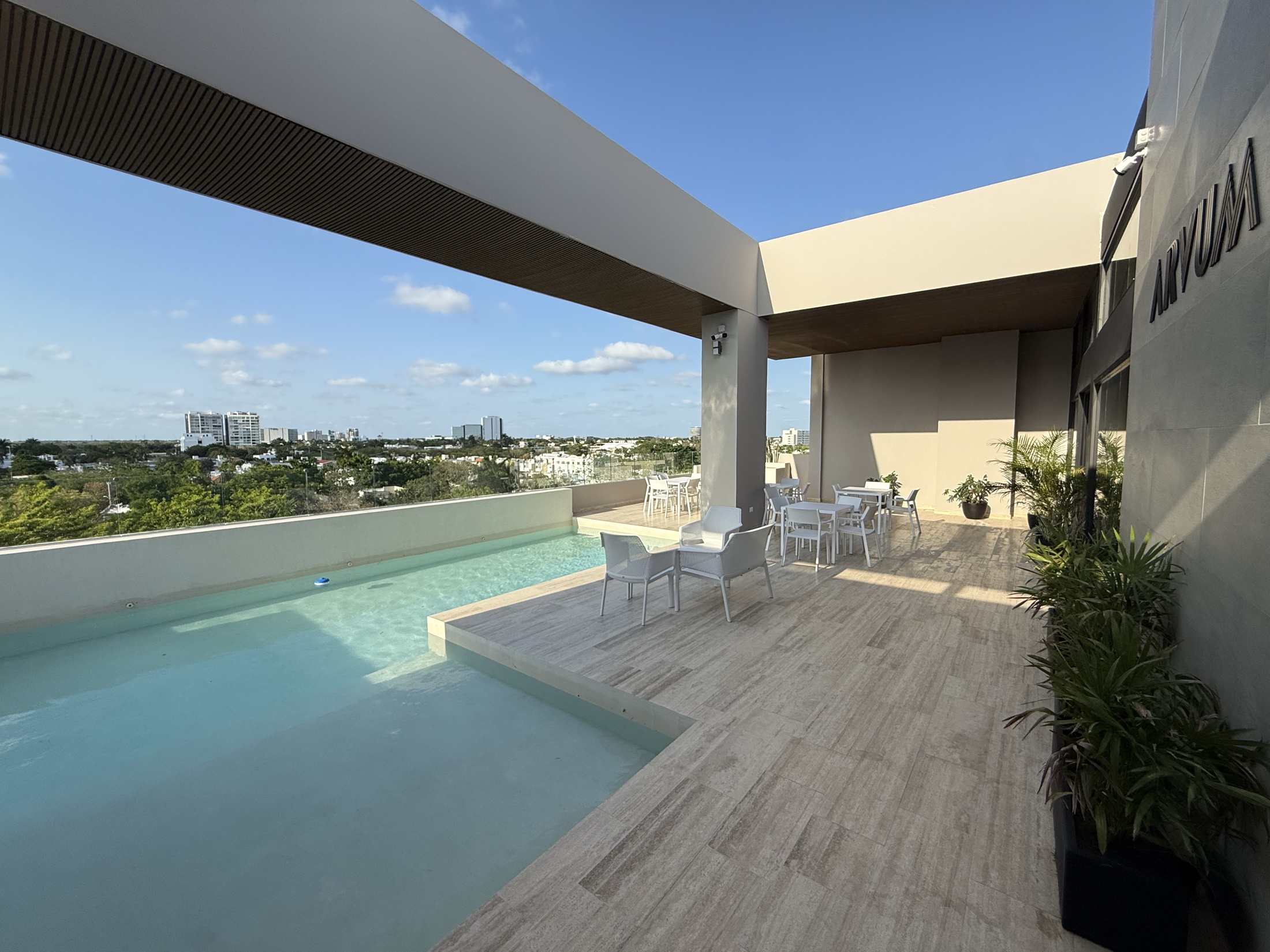 Alberca infinita en rooftop — Arvum Luxury